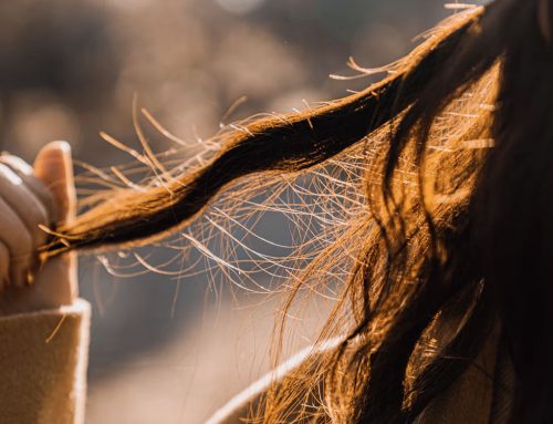 Caída de pelo en mujeres en otoño: ¿estacional o alopecia?